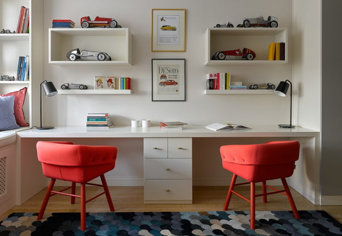 table à écrire pour deux enfants à l'intérieur