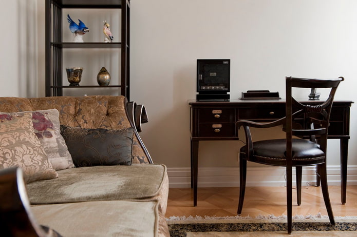 table à écrire en wengé à l'intérieur