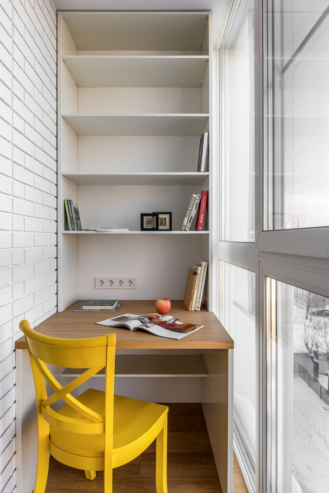 bureau pour écrire avec étagères à l'intérieur