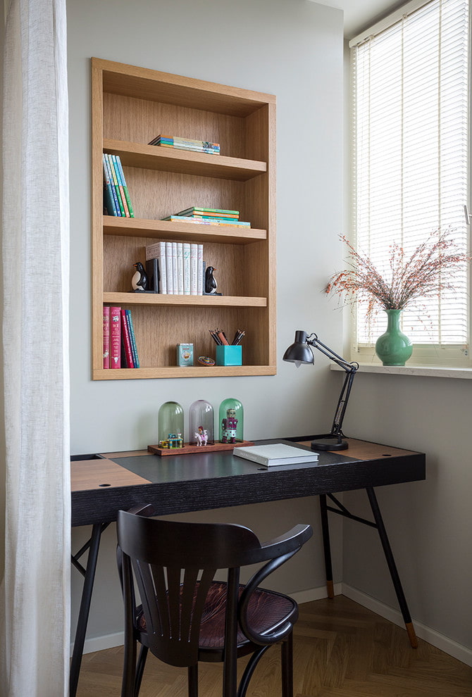 bureau pour écrire avec étagères à l'intérieur