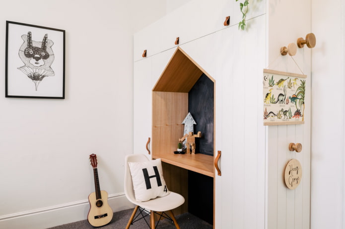 table intégrée au meuble à l'intérieur