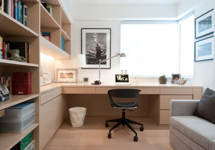 table pour écrire dans la chambre d'une adolescente