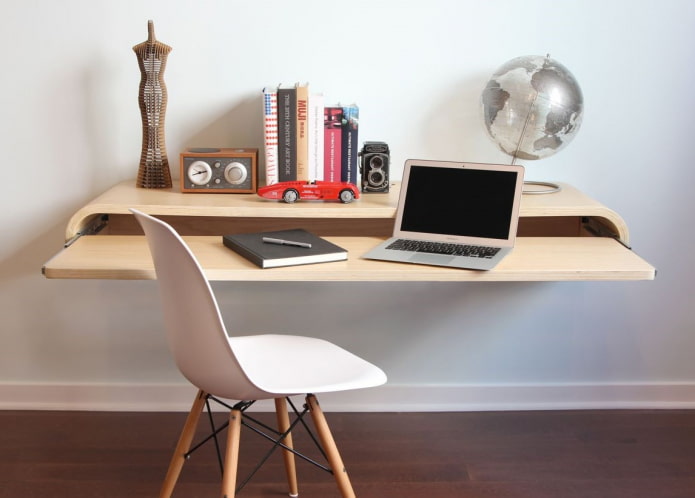 table suspendue pour ordinateur à l'intérieur