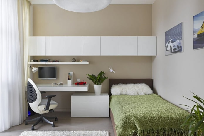 table d'ordinateur dans la chambre des enfants