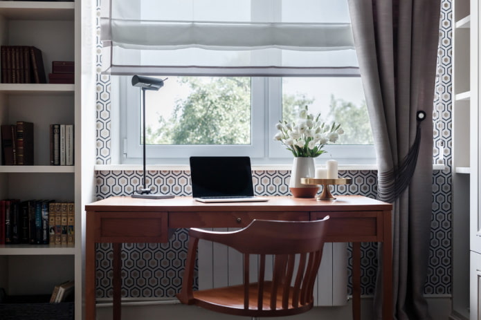 table marron d'ordinateur à l'intérieur