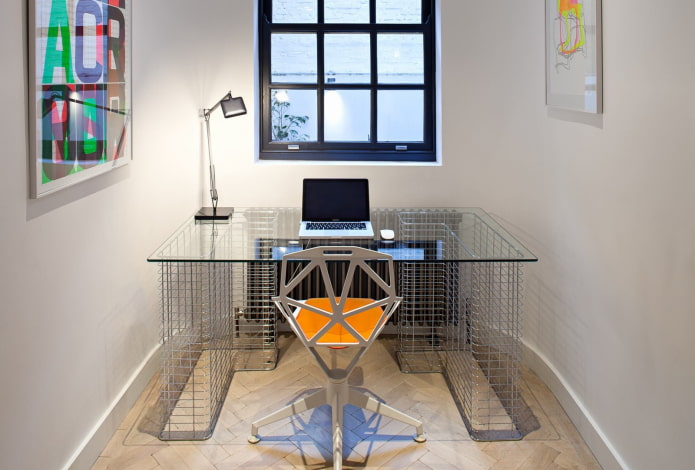 table en verre d'ordinateur à l'intérieur