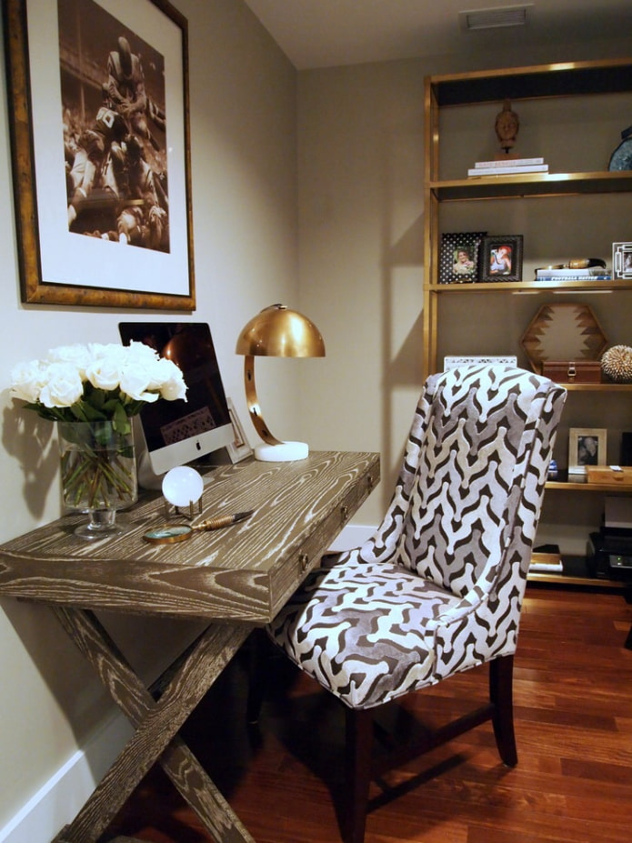 table en bois d'ordinateur à l'intérieur