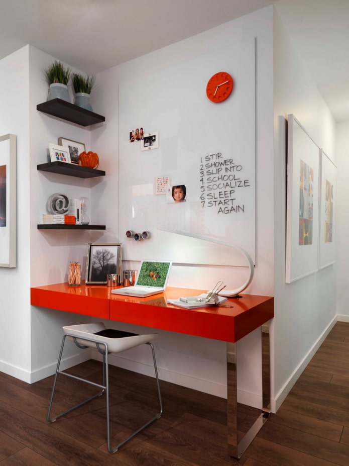 table en plastique d'ordinateur à l'intérieur