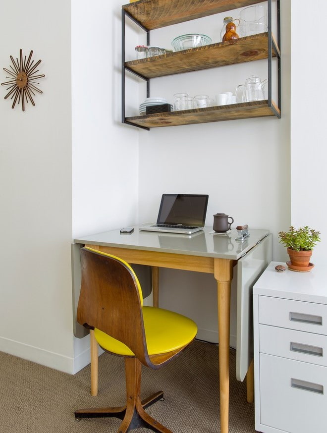 table carrée d'ordinateur à l'intérieur