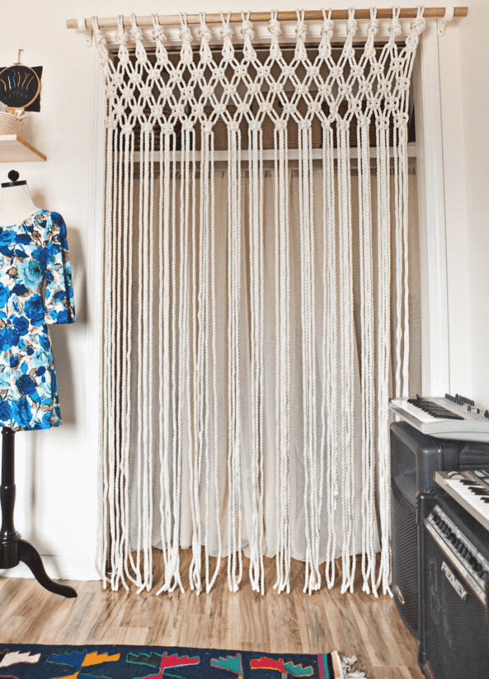 rideaux en technique macramé sur la porte à l'intérieur