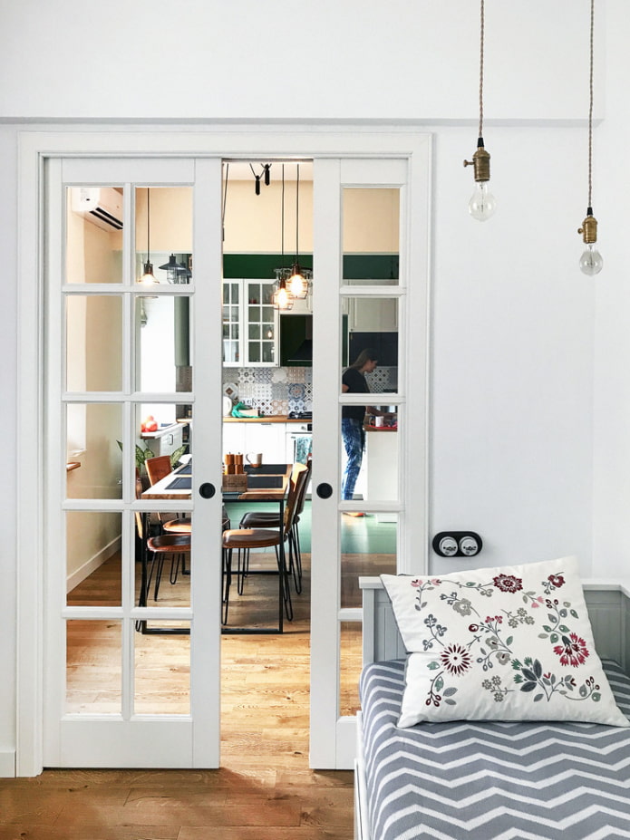 portes coulissantes en verre à l'intérieur