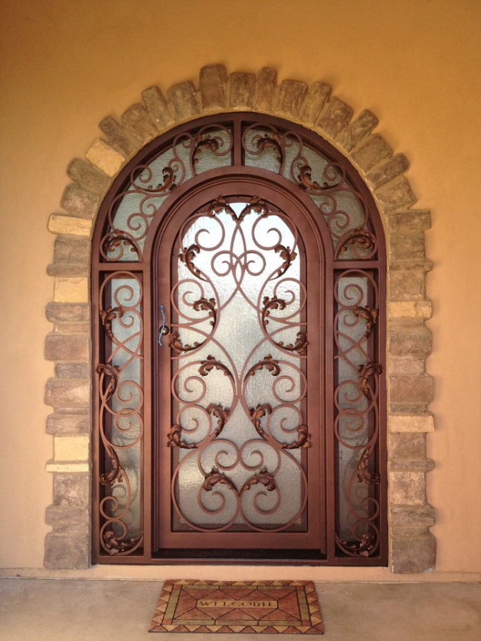 porte d'entrée en métal avec motifs forgés