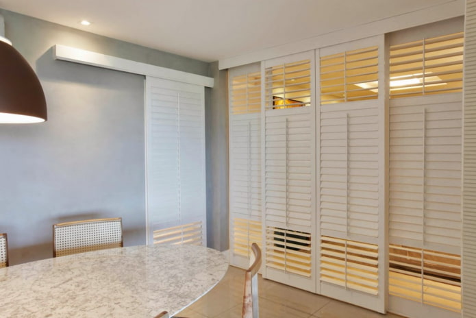 sliding louvered pinto sa interior