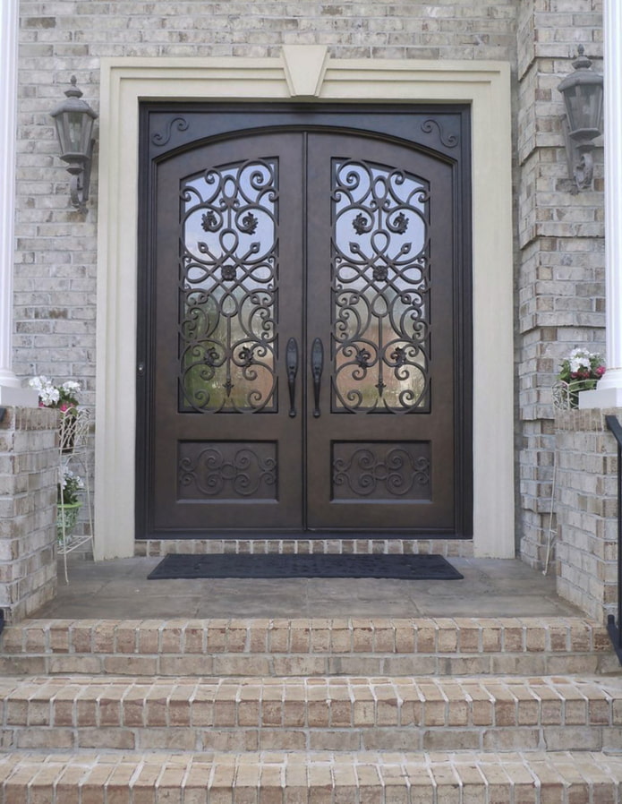 portes d'entrée forgées à l'extérieur