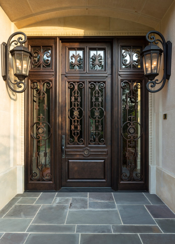 portes d'entrée forgées à l'extérieur