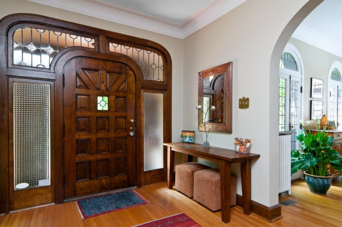 toiles d'entrée avec une arche à l'intérieur