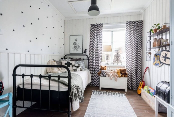 lit en fer forgé dans la chambre d'enfant dans le style scandinave