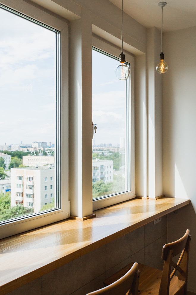 comptoir de bar sur le balcon depuis le rebord de la fenêtre