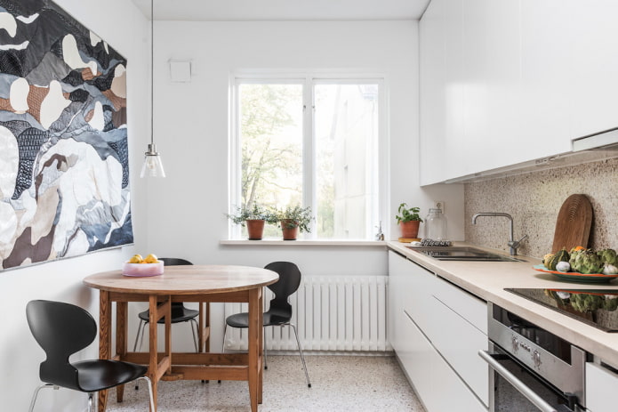 table brune ronde à l'intérieur de la cuisine