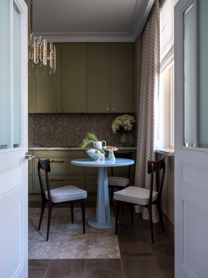 table sur un pied à l'intérieur de la cuisine