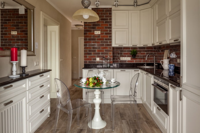 table sur un pied à l'intérieur de la cuisine