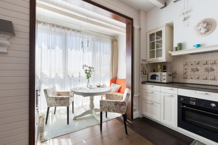 table ronde à l'intérieur de la cuisine