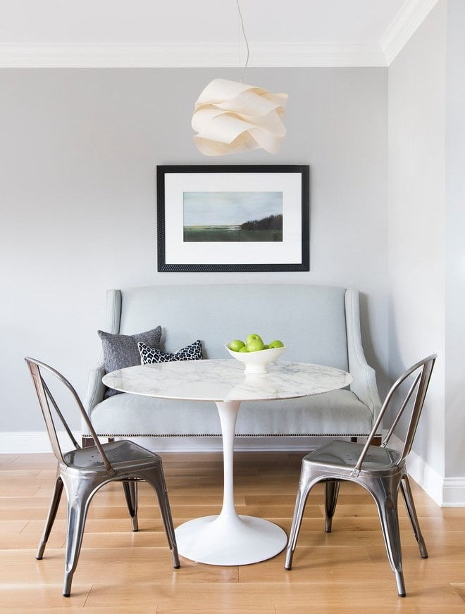 table sur un pied à l'intérieur de la cuisine