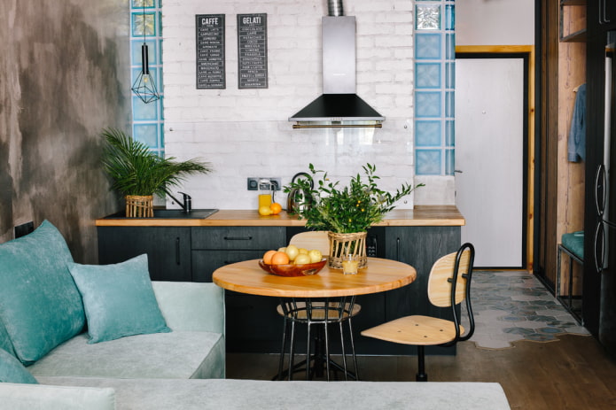 table ronde dans une cuisine de style loft