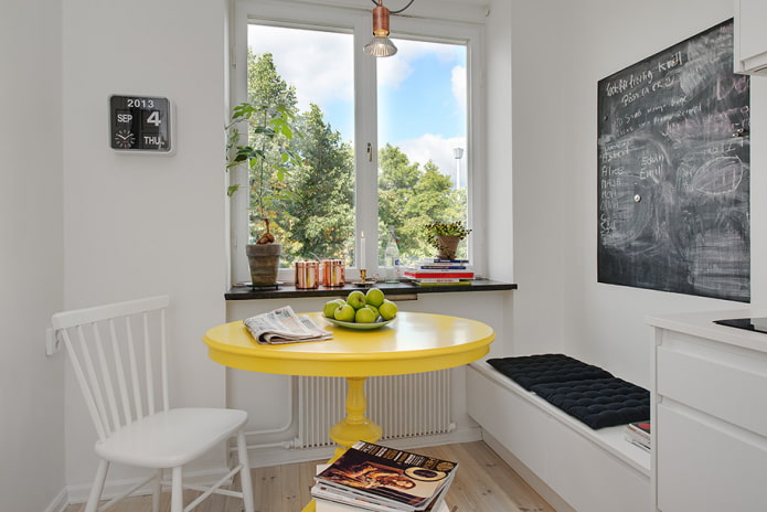 table ronde à l'intérieur de la cuisine