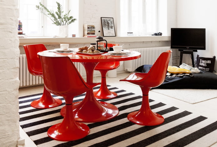 table rouge ronde à l'intérieur de la cuisine-salon