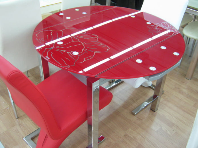 dessus de table rouge près de la table