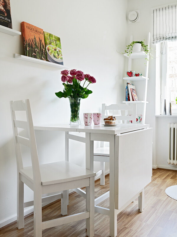 Livre de bureau blanc