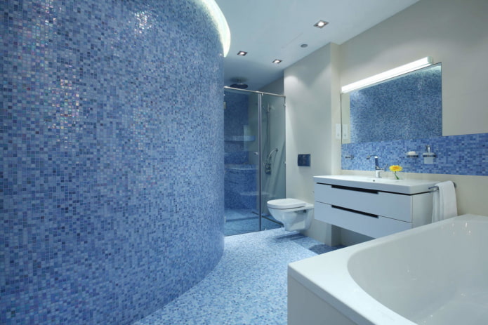 mosaïque bleue à l'intérieur de la salle de bain