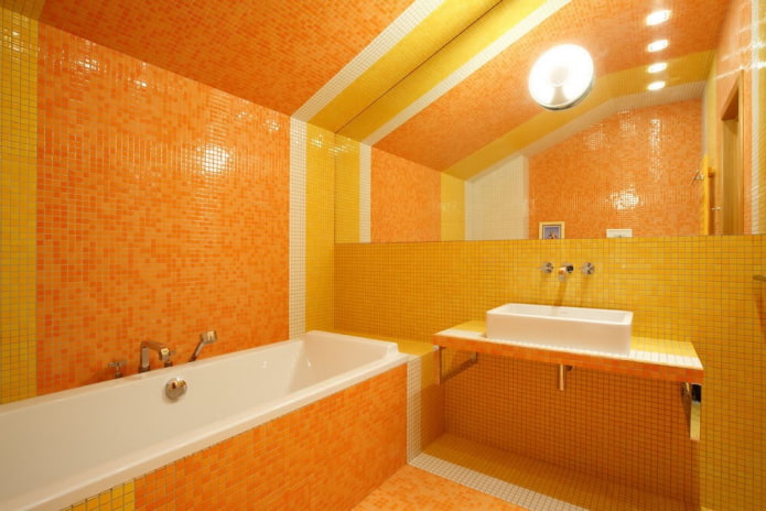 combinaison de différentes couleurs dans la salle de bain