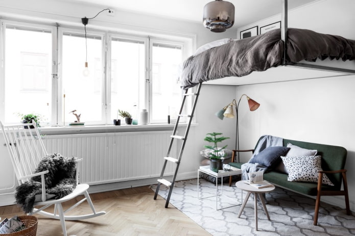 Lit de style scandinave sous le plafond