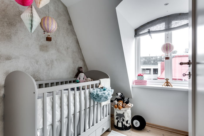 berceau gris pour bébé à l'intérieur