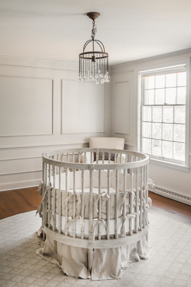 lit rond pour bébé à l'intérieur