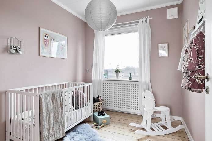 chambre de bébé pour un nouveau-né de couleur lilas douce