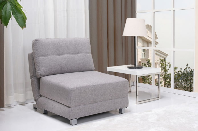 fauteuil pliant gris à l'intérieur