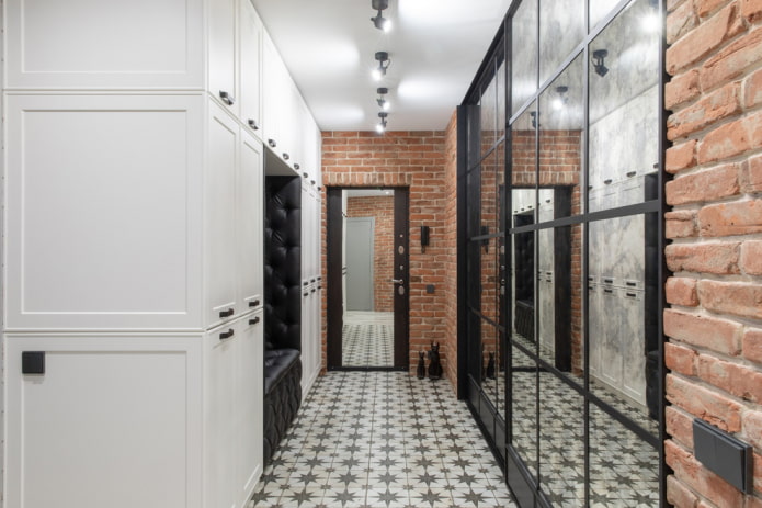 couloir de style loft avec des carreaux à motifs