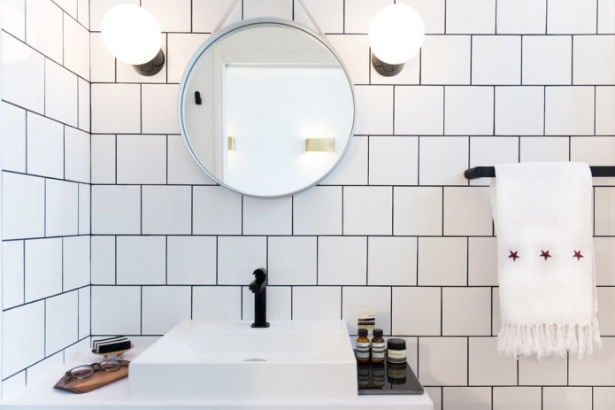 carreaux blancs avec coulis à l'intérieur de la salle de bain