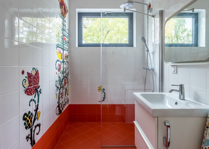 carreaux blancs avec des dessins à l'intérieur de la salle de bain