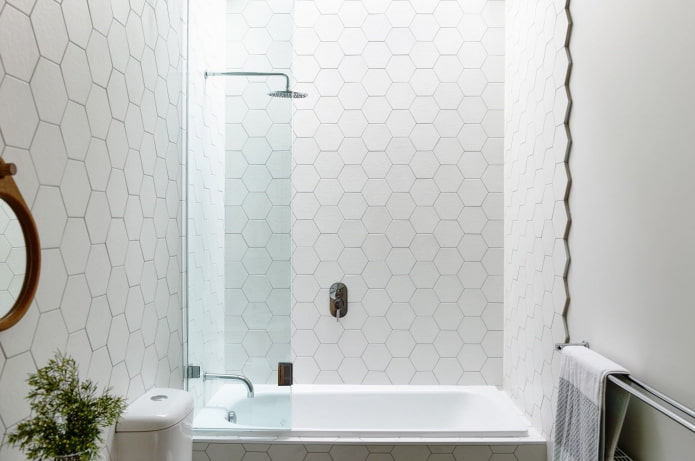 puting honeycomb tile sa loob ng banyo