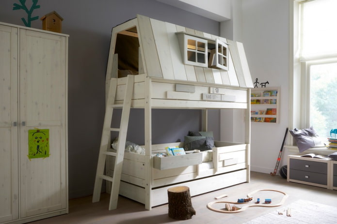 bunk bed sa anyo ng isang bahay sa nursery