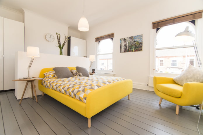 lit jaune à l'intérieur de la chambre