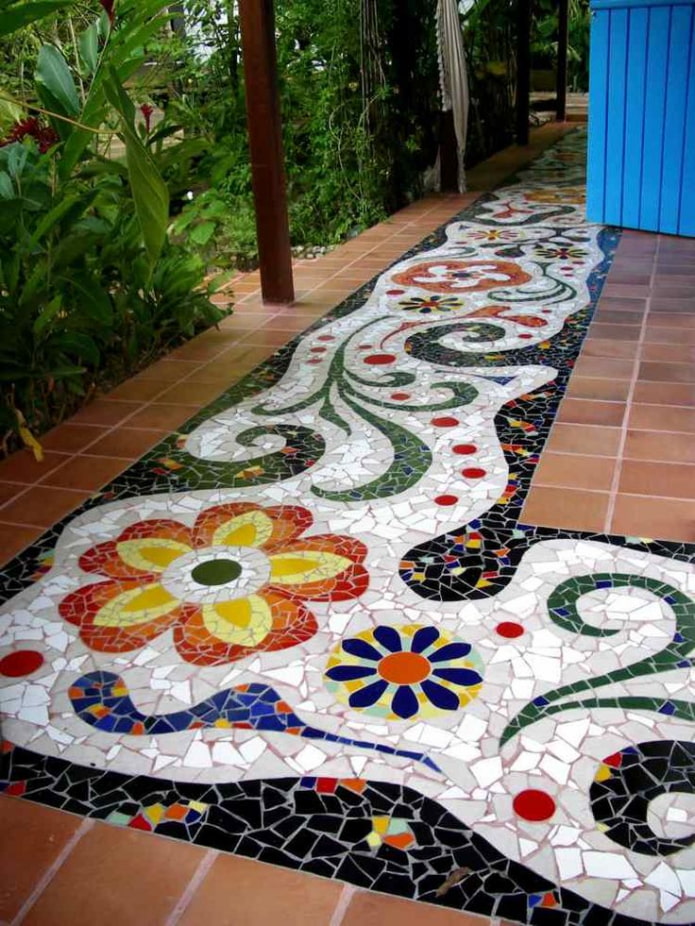 chemin de mosaïque à l'extérieur