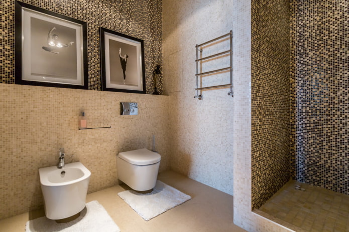 salle de douche de carreaux marron à l'intérieur