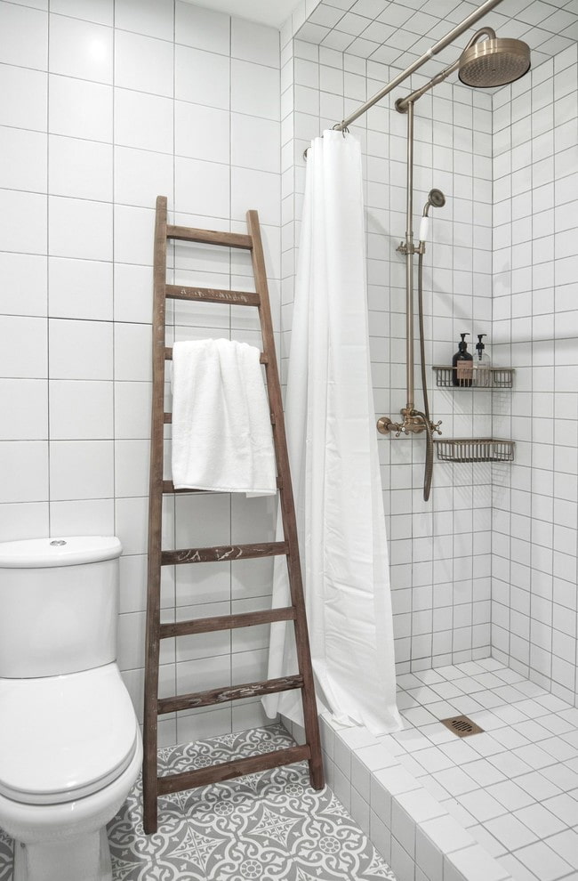 salle de douche en carrelage blanc à l'intérieur