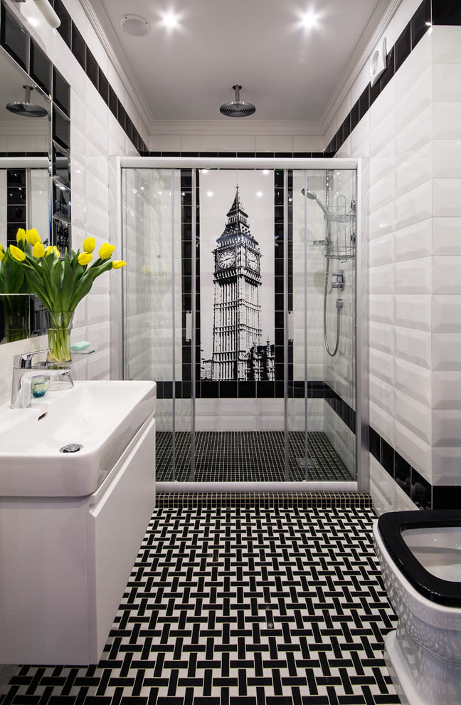 carreaux avec un motif dans la salle de douche à l'intérieur