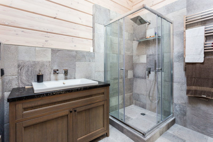 carrelage effet béton dans la salle de douche à l'intérieur